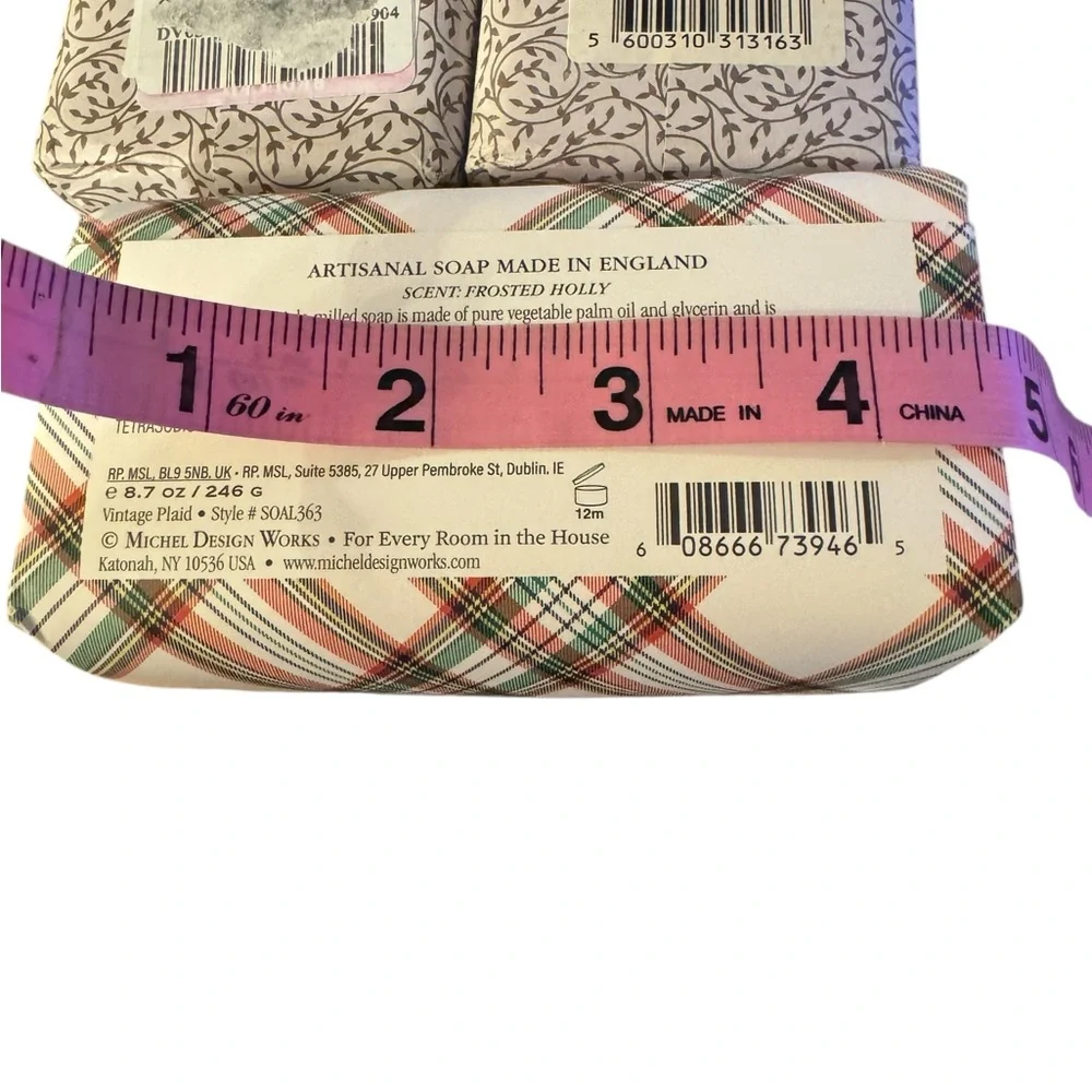 Warm Vanilla and Holly Scented Soap Set - Picture 4 of 7